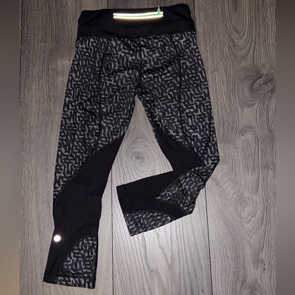 Lululemon Run Inspire Crop II Block-It Pocket
Heathered Net Pop Black size 4 - Picture 10 of 15